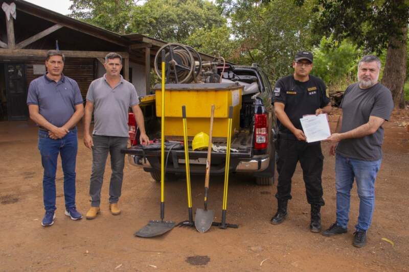 Ecología entregó un equipo de ataque rápido contra incendios en Pozo Azul imagen-4