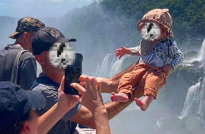 Imprudencia extrema en la Garganta del Diablo: un turista expuso a un bebé sobre la baranda imagen-26
