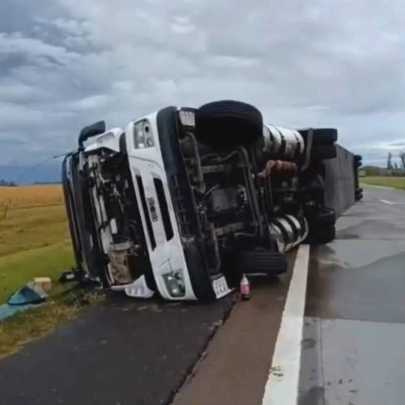 Un intenso temporal de viento generó caos vial en la Autopista 09: camiones volcados, ganado suelto y tránsito interrumpido entre Rosario y Córdoba imagen-10