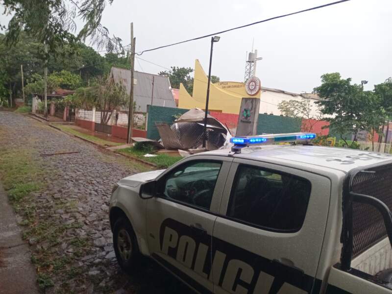 Voladura de chapas y árboles caídos en Posads: relevamiento de daños y prevención policial tras el fuerte temporal imagen-2