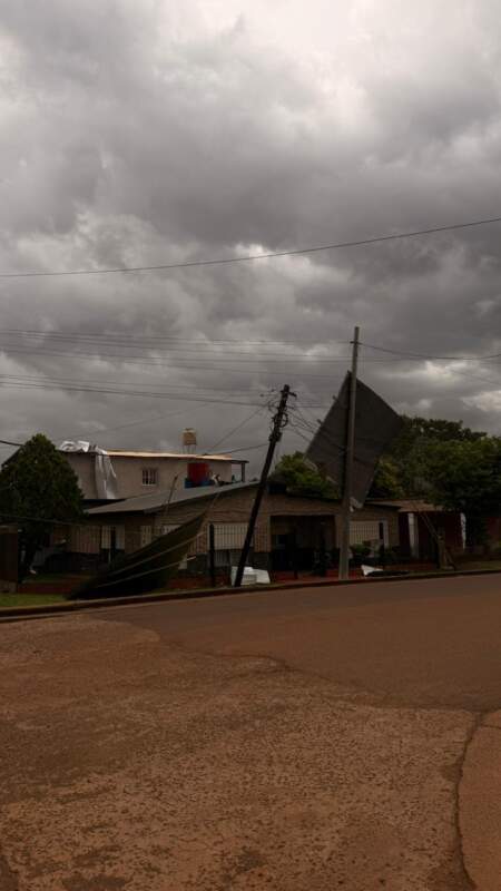 Voladura de chapas y árboles caídos en Posads: relevamiento de daños y prevención policial tras el fuerte temporal imagen-5