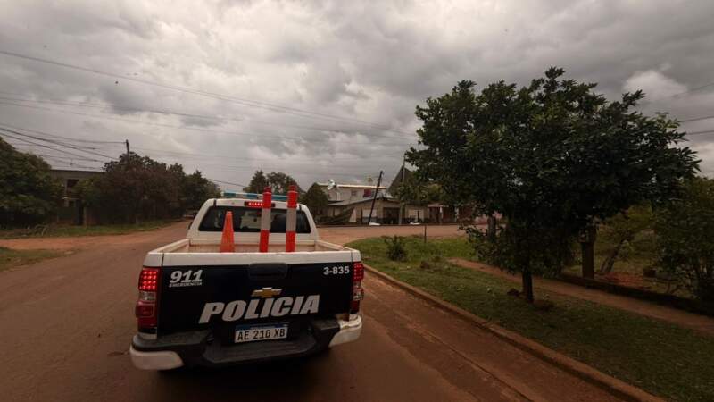Voladura de chapas y árboles caídos en Posads: relevamiento de daños y prevención policial tras el fuerte temporal imagen-10