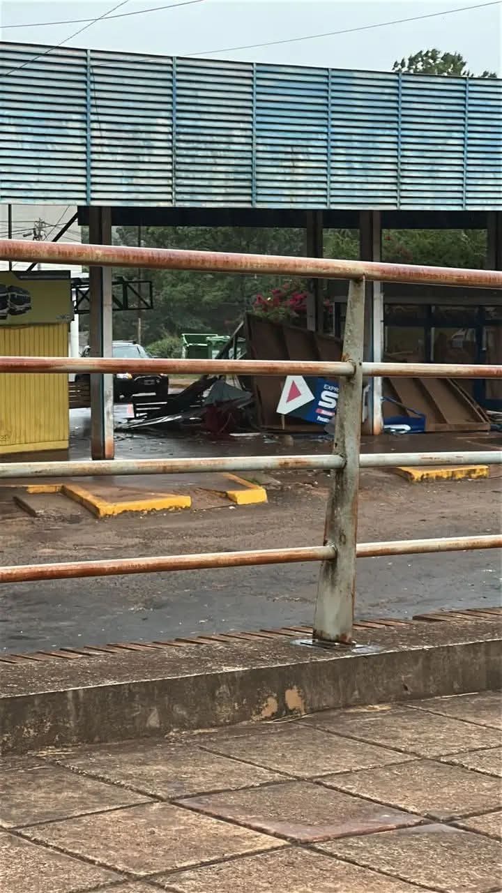 Temporal causó graves destrozos y caos en la Terminal de Ómnibus de Aristóbulo del Valle imagen-2