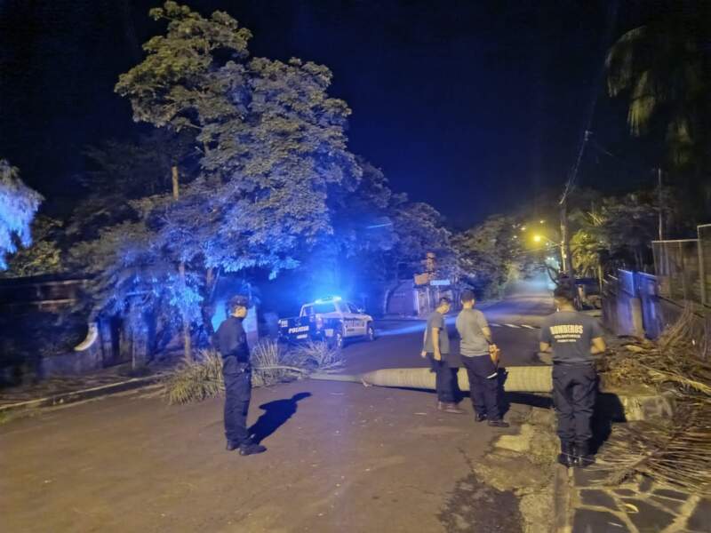 La Policía coordinó intervenciones en distintas localidades de Misiones afectadas por el temporal imagen-6