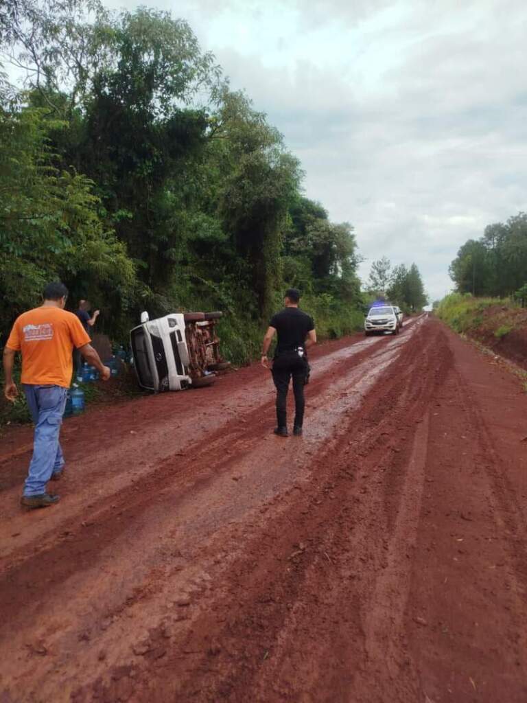 Perdió el control del vehículo y terminó en la banquina imagen-2