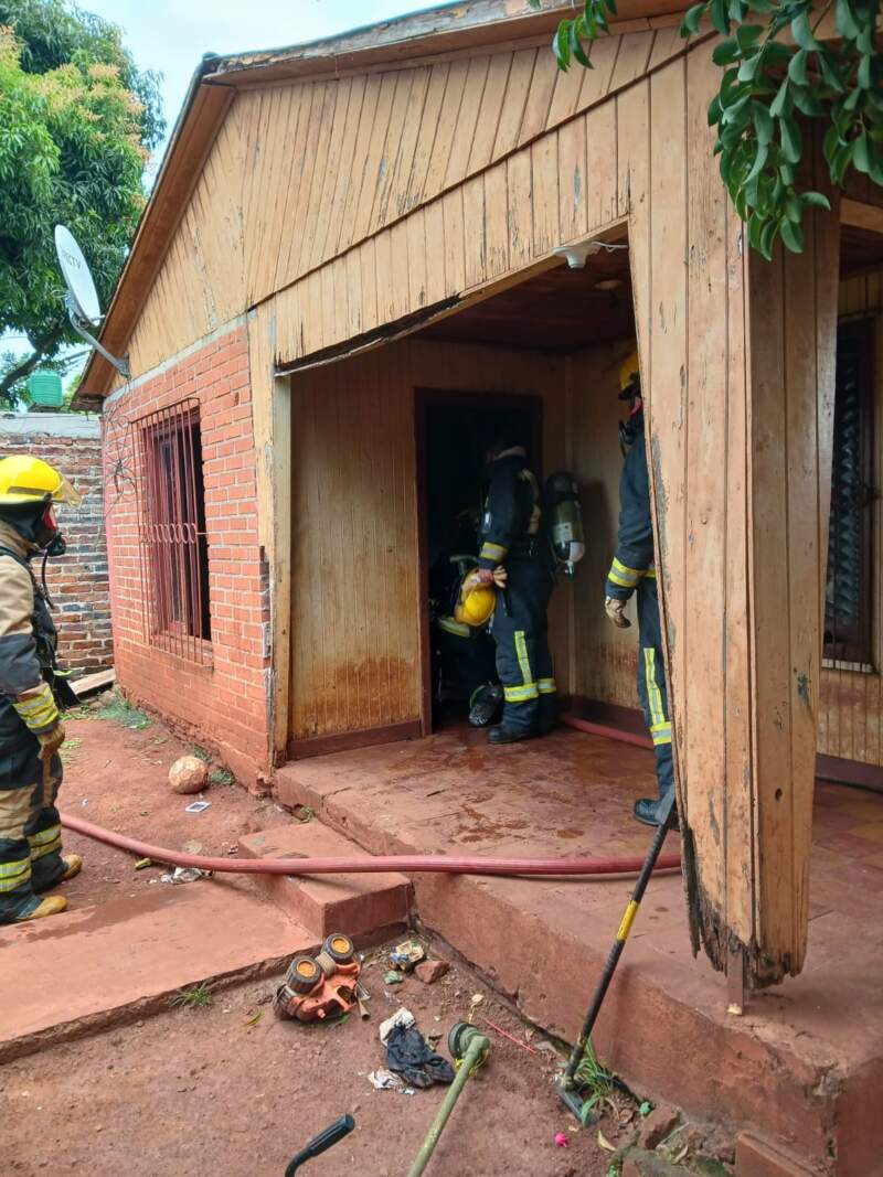 Bomberos sofocaron un incendio en una vivienda del barrio Centro de Jardín América imagen-2