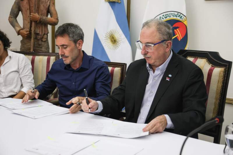 Passalacqua encabezó la firma de convenios estratégicos con el CFI para el fortalecimiento productivo y de infraestructura en la provincia 17 Passalacqua encabezó la firma de convenios estratégicos con el CFI para el fortalecimiento productivo y de infraestructura en la provincia imagen-16