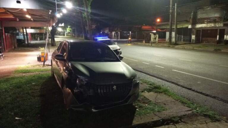 Despiste vehicular en Posadas, transeúntes se salvaron de milagro imagen-14