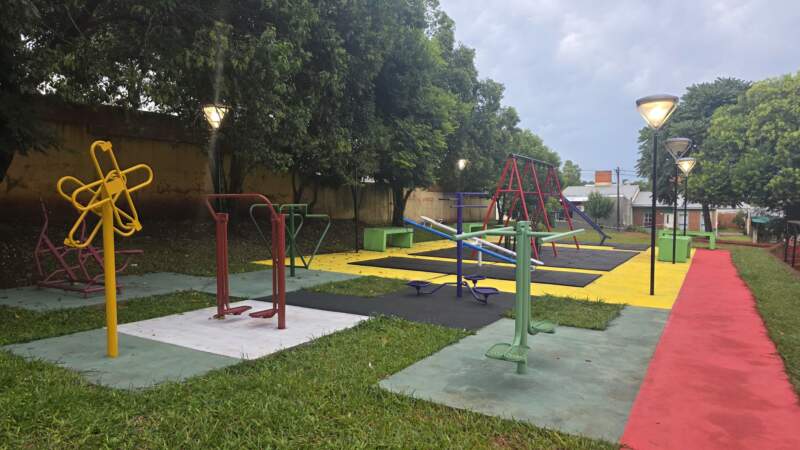 La Municipalidad de Alem puso en valor la plaza del barrio Juan Pablo II imagen-4