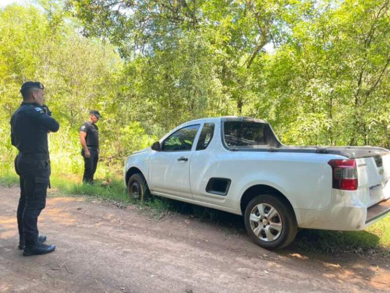 Policía recupera una camioneta robada en Campo Viera imagen-35