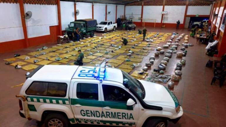 Allanan una finca y descubren más de 4 toneladas de marihuana imagen-13