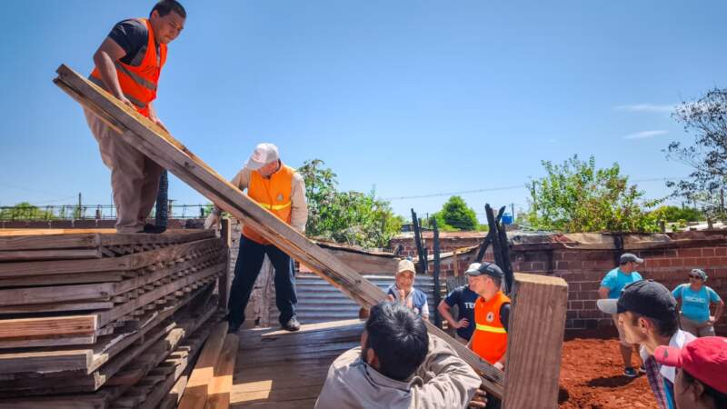 Con tareas interdisciplinarias, Posadas y la Provincia acompañaron a familias afectadas por un incendio imagen-10