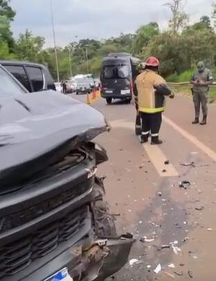 Choque frontal sobre la Ruta 12 en Puerto Iguazú: bomberos trabajaron en la zona y el tránsito fue interrumpido imagen-8