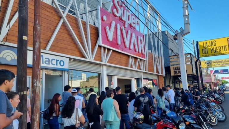 Cerca de mil personas participaron de una convocatoria laboral que se extendió durante más de 12 horas y busca cubrir 35 puestos imagen-50