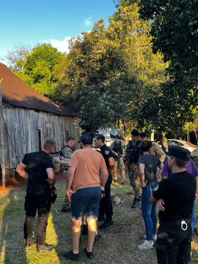 Atacó a tiros a su hijo y a su nuera en Colonia Alberdi: está prófugo y la Policía con drones rastrilla el monte imagen-51