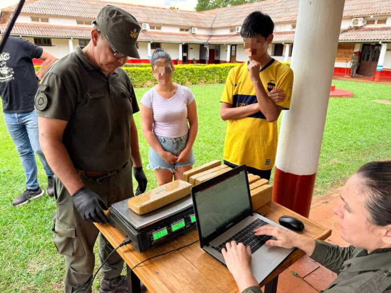 Hallan más de 700 kilos de marihuana en una camioneta con pedido de secuestro imagen-2