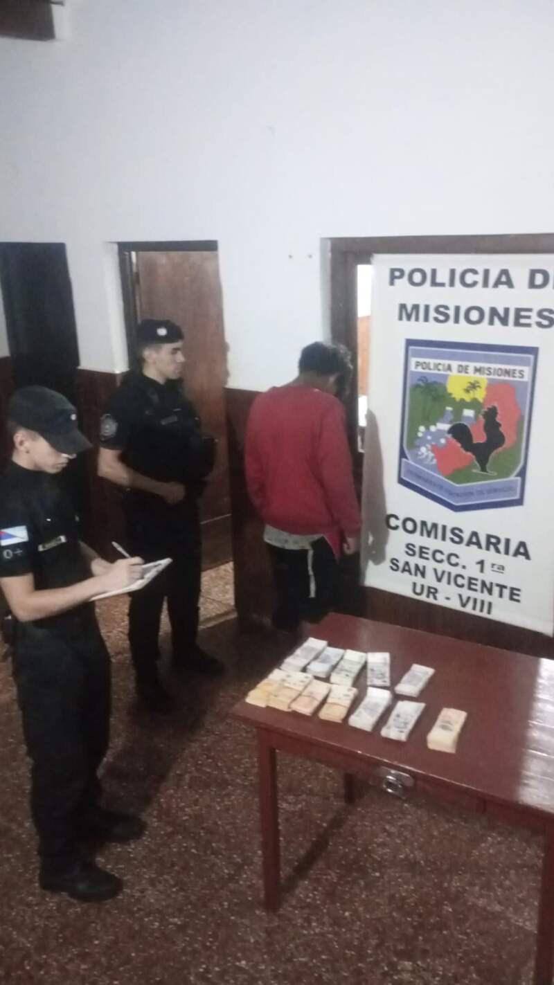 Un menor fue arrestado con más de $4 millones en en su poder, producto de un robo en un local de préstamos de San Vicente imagen-6