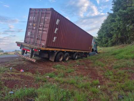 Despiste de camión sobre la Ruta Nacional 105 dejó a un conductor hospitalizado imagen-4