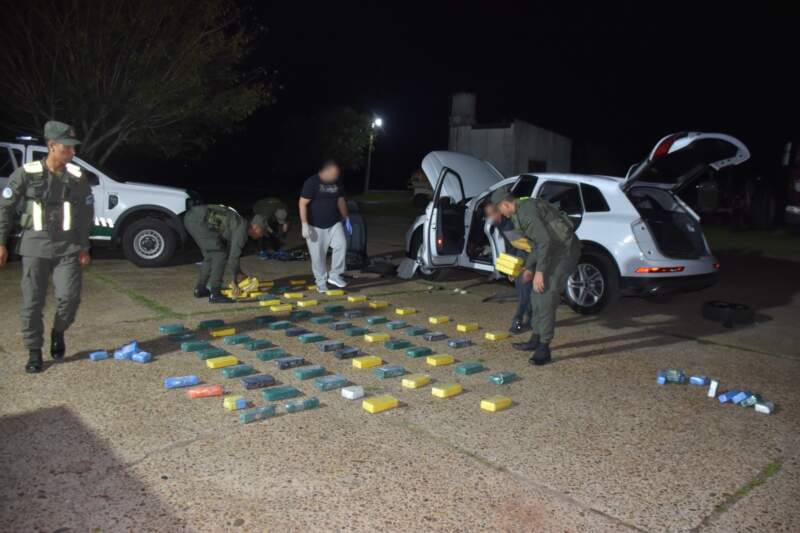 Una mujer que viajaba con su hija menor de edad fue detenida en Corrientes, llevaba 88 kilos de cocaína en un auto que salió de Puerto Iguazú con destino a Uruguay imagen-9