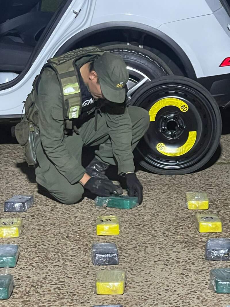 Una mujer que viajaba con su hija menor de edad fue detenida en Corrientes, llevaba 88 kilos de cocaína en un auto que salió de Puerto Iguazú con destino a Uruguay imagen-15