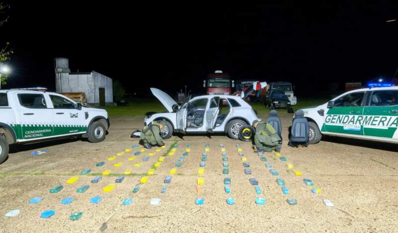 Una mujer que viajaba con su hija menor de edad fue detenida en Corrientes, llevaba 88 kilos de cocaína en un auto que salió de Puerto Iguazú con destino a Uruguay imagen-3