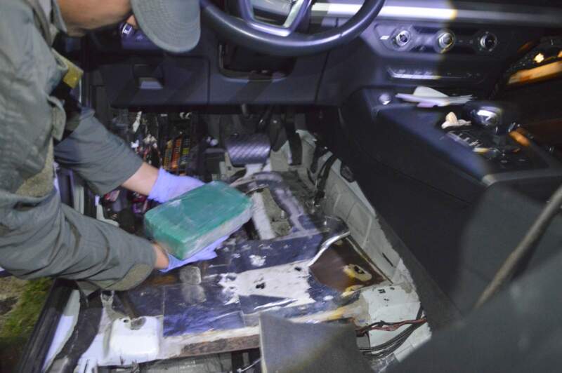 Una mujer que viajaba con su hija menor de edad fue detenida en Corrientes, llevaba 88 kilos de cocaína en un auto que salió de Puerto Iguazú con destino a Uruguay imagen-1