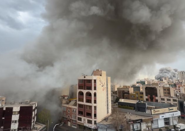 Comenzaron los combates aéreos en Teherán: Israel asegura que derribó un avión caza iraní imagen-6