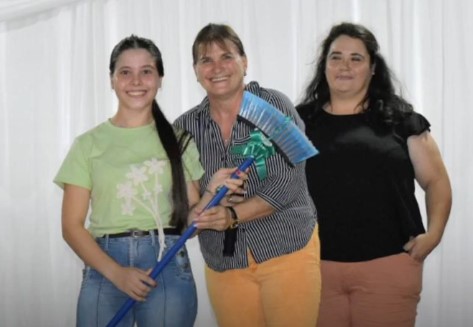 Polémica por los regalos de elementos de limpieza a mujeres de Colonia Aurora: el intendente Goring se defendió imagen-10
