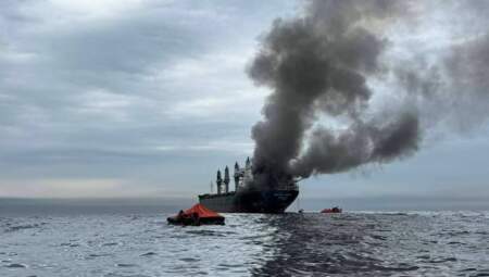 Trump construye una alianza naval para enfrentar a Irán en Ormuz, pero no descarta una acción terrestre para garantizar la provisión de petróleo imagen-5