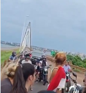 Encarnación: paseros protestaron en el puente San Roque González de Santa Cruz en rechazo a controles "rigurosos" y generaron demoras en el tránsito imagen-11