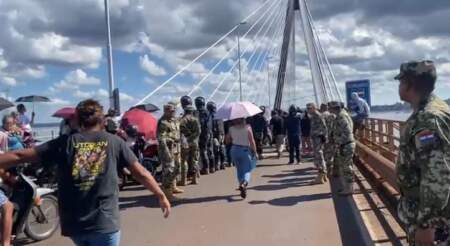 Encarnación: volvieron a cortar el tránsito por el puente San Roque Gonzalez en protesta por presuntos "maltratos" y "discriminación" imagen-11