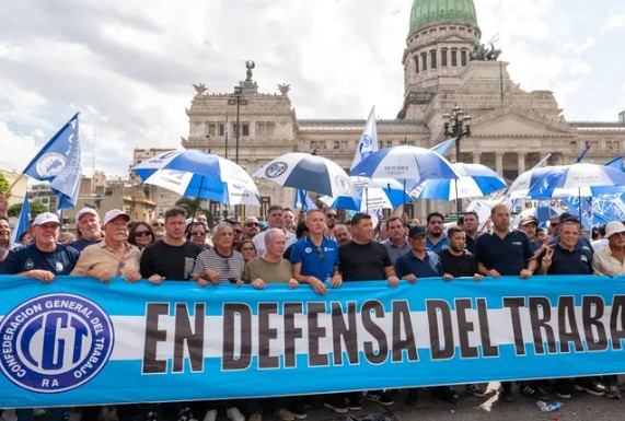 La Justicia frenó por ahora la reforma laboral: hizo lugar a una cautelar pedida por la CGT imagen-7