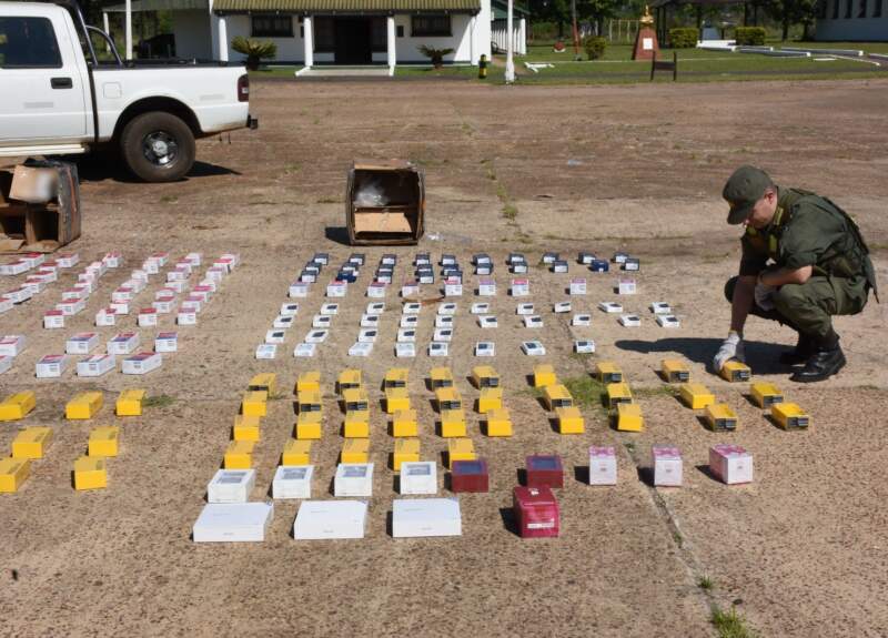 Operativo de Gendarmería en Paso de los Libres: abrieron encomiendas incautadas y hallaron 551 celulares y perfumes árabes sin documentación imagen-4