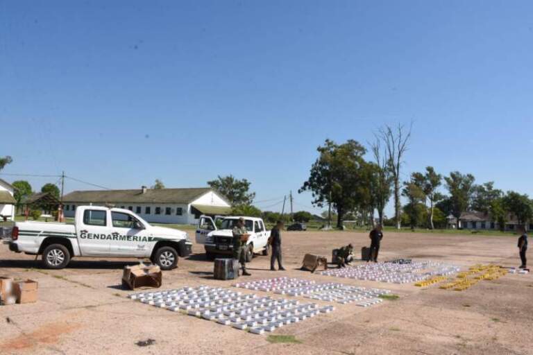 Operativo de Gendarmería en Paso de los Libres: abrieron encomiendas incautadas y hallaron 551 celulares y perfumes árabes sin documentación imagen-18