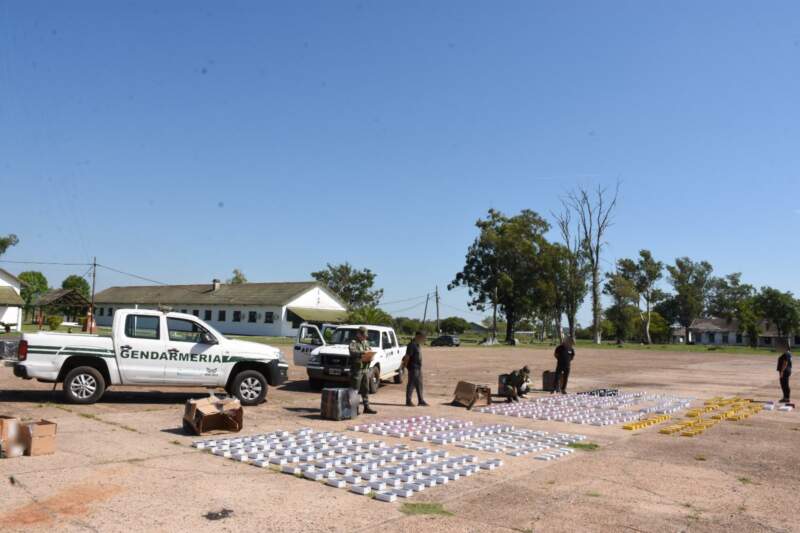 Operativo de Gendarmería en Paso de los Libres: abrieron encomiendas incautadas y hallaron 551 celulares y perfumes árabes sin documentación imagen-6