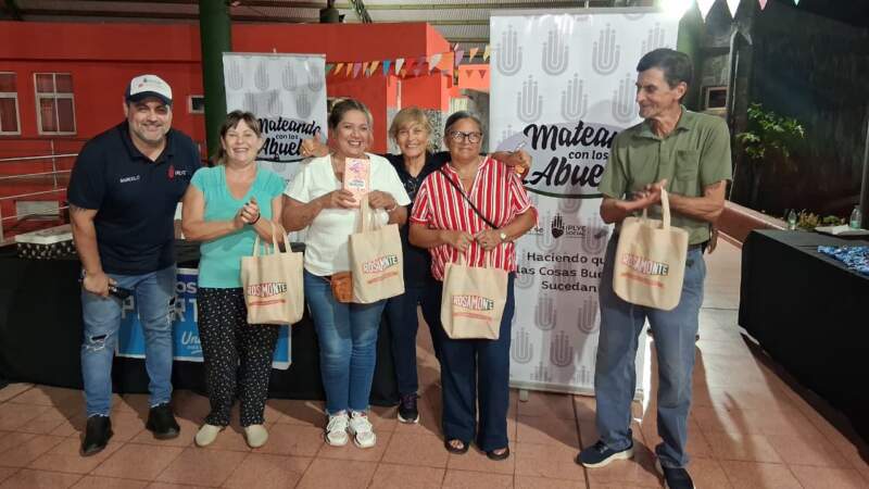 El primer “Mateando con los abuelos” reunió a 150 adultos mayores en Puerto Rico con bingo, merienda y concursos tradicionales imagen-2
