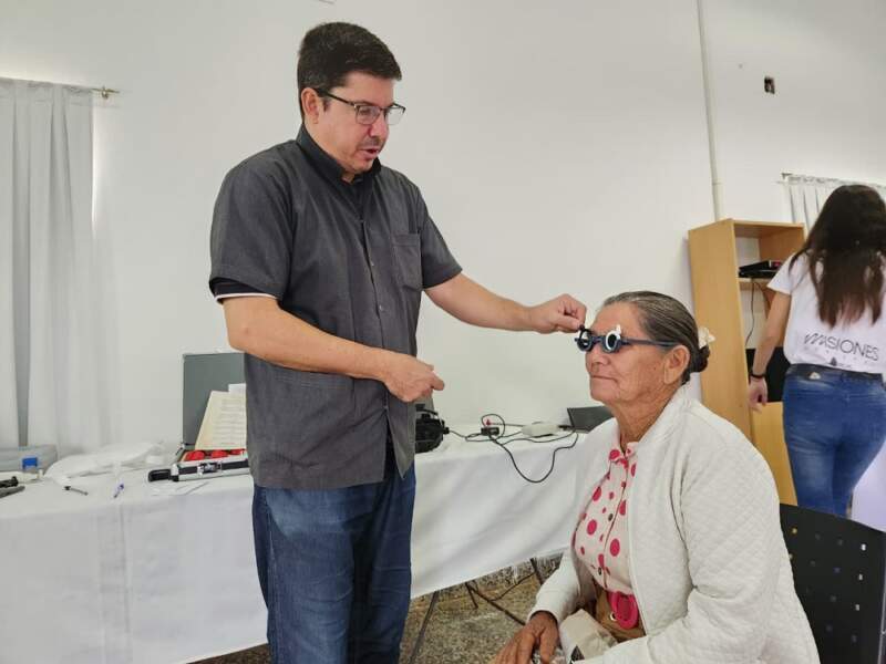 Almafuerte recibió al programa Mirar Mejor con atención oftalmológica gratuita y entrega de anteojos para vecinos de la zona imagen-12