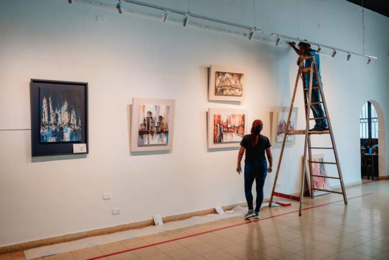 “Ellas y yo”: Chiquitina Engel inaugura una muestra que reúne cartas, estampillas y memoria familiar imagen-10