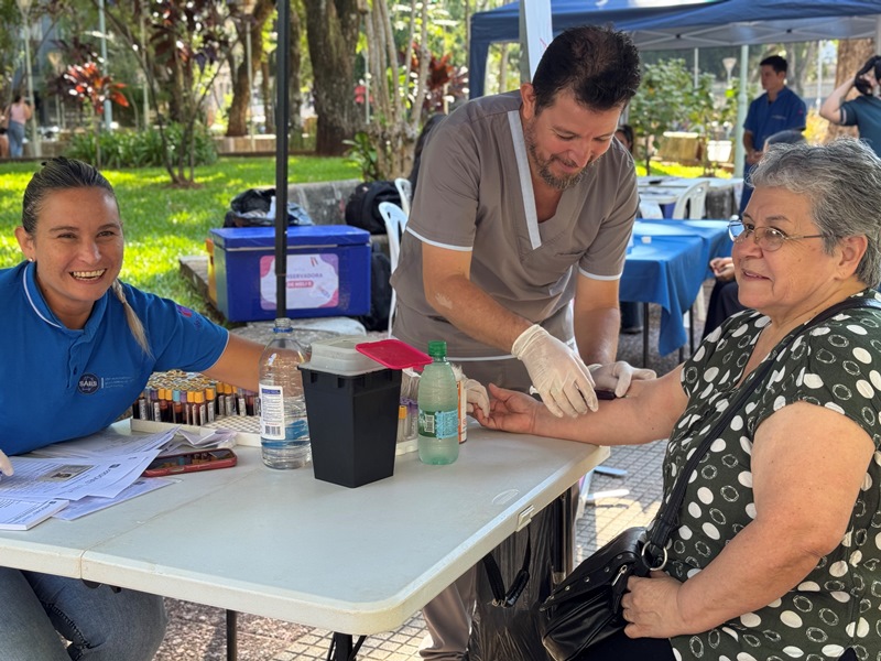 Operativo de salud por el Mes de la Mujer acercó controles médicos, estudios y asesoramiento integral en la plaza San Martín de Posadas imagen-9