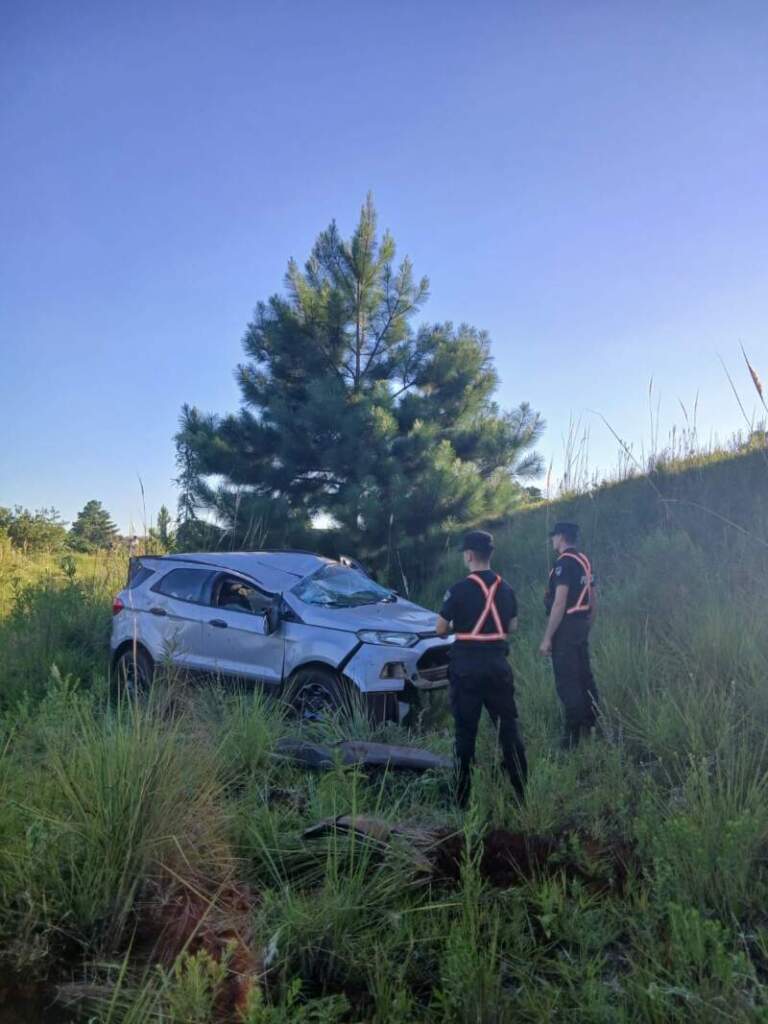 Automovilista perdió el control y terminó en la banquina en El Soberbio imagen-15
