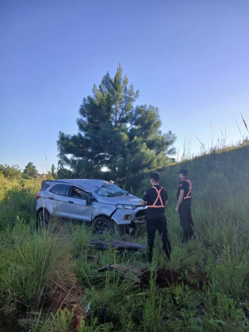 Automovilista perdió el control y terminó en la banquina en El Soberbio imagen-6