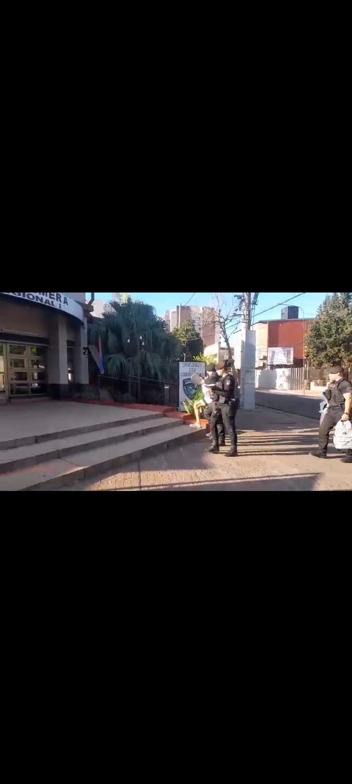 Irrumpió armado en una farmacia, se llevó dinero y fue capturado tras un rápido despliegue policial 13 Irrumpió armado en una farmacia, se llevó dinero y fue capturado tras un rápido despliegue policial imagen-12