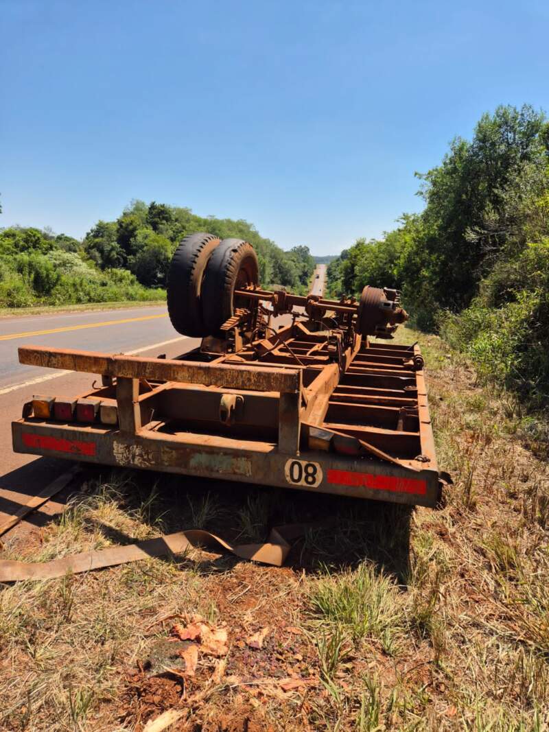 Caraguatay: un camión perdió el acoplado y la carga terminó en la banquina de la Ruta Nacional 12 Caraguatay: un camión perdió el acoplado y la carga terminó en la banquina de la Ruta Nacional 12 imagen-9