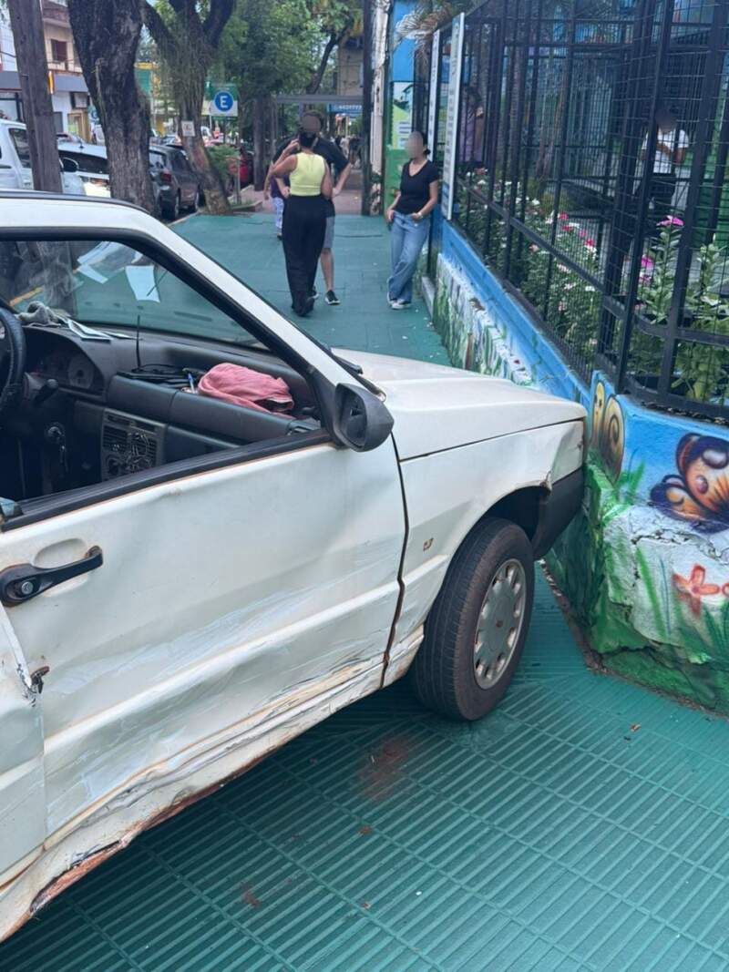 Colisión entre dos vehículos dejó lesionados en la zona céntrica de Posadas 7 Colisión entre dos vehículos dejó lesionados en la zona céntrica de Posadas imagen-6