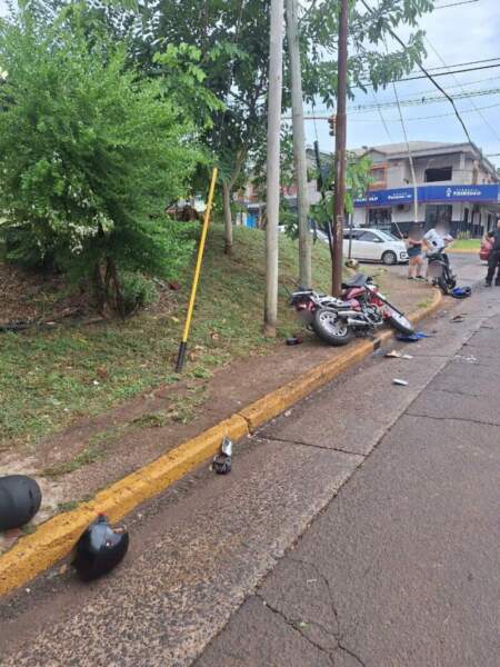 Siniestro vial entre motocicletas dejó dos lesionados en Posadas imagen-7