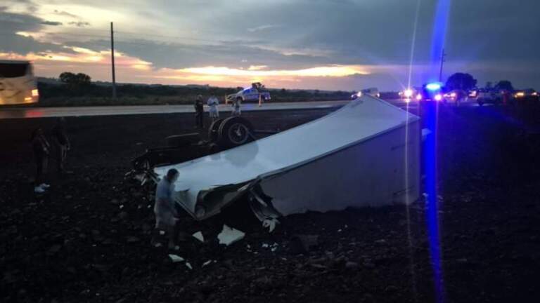 Siniestro vial en Fachinal: un camión terminó volcado en zona de rotonda en construcción imagen-42