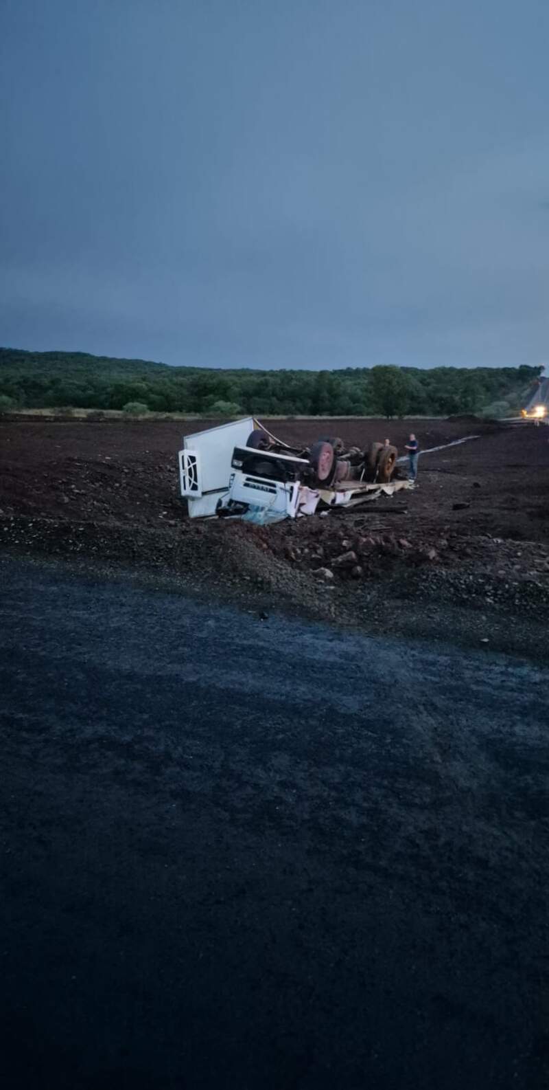 Siniestro vial en Fachinal: un camión terminó volcado en zona de rotonda en construcción imagen-2