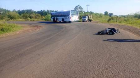 Siniestro vial entre un colectivo y una moto dejó un lesionado en Posadas imagen-7