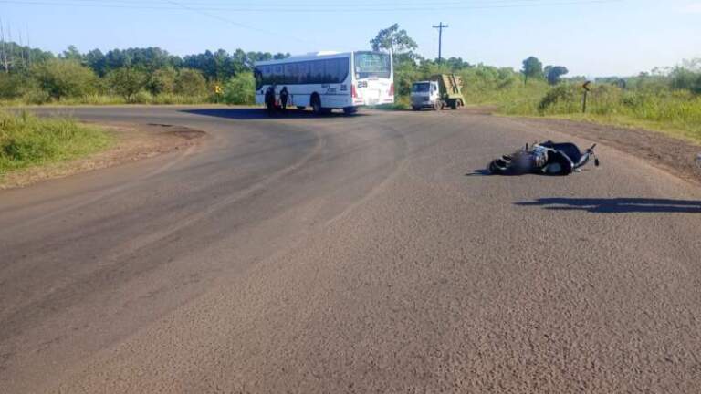 Siniestro vial entre un colectivo y una moto dejó un lesionado en Posadas imagen-42