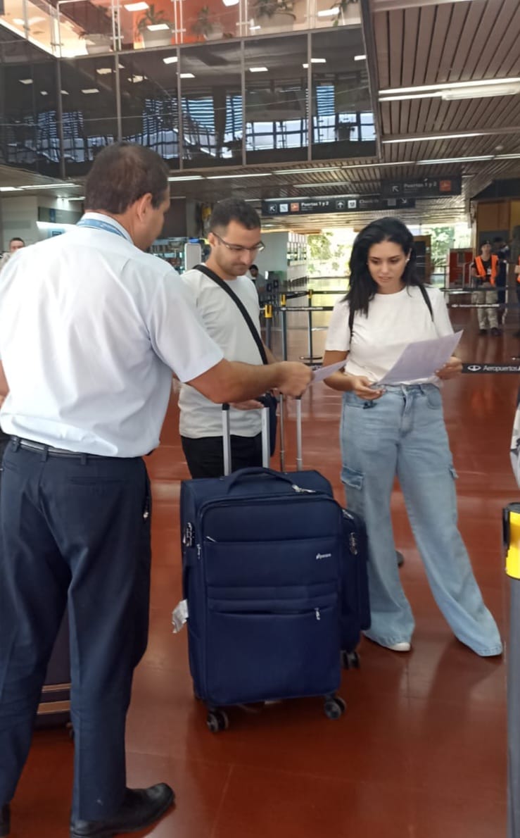 Protesta en el aeropuerto de Posadas: trabajadores aeronáuticos de APA exigen frenar la Reforma Laboral 5 Protesta en el aeropuerto de Posadas: trabajadores aeronáuticos de APA exigen frenar la Reforma Laboral imagen-4